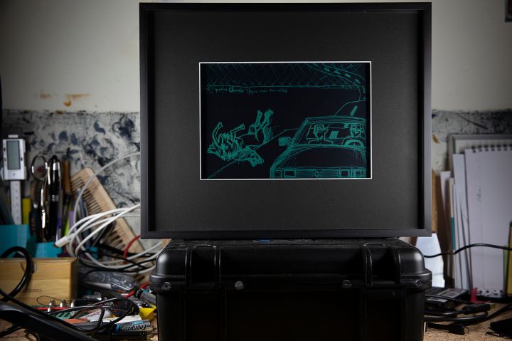 Clémence Martin, Quatre Chevals (figures assises dans voiture), 2020, tablette LCD 9″